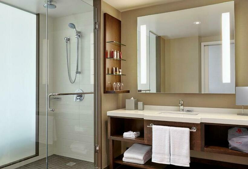 اتاق استاندارد با تخت بزرگ, Calgary Airport Marriott Interminal