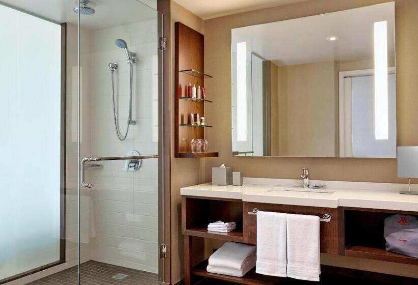 Стандартный Номер Кровать Кинг, Calgary Airport Marriott Interminal