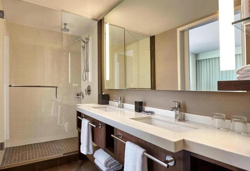 سوئیت با تخت بزرگ, Calgary Airport Marriott Interminal