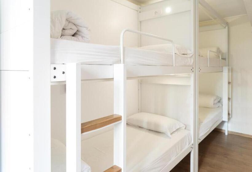 Номер Стандарт Четырехместный Совместный Санузел, Pars Teatro Hostel