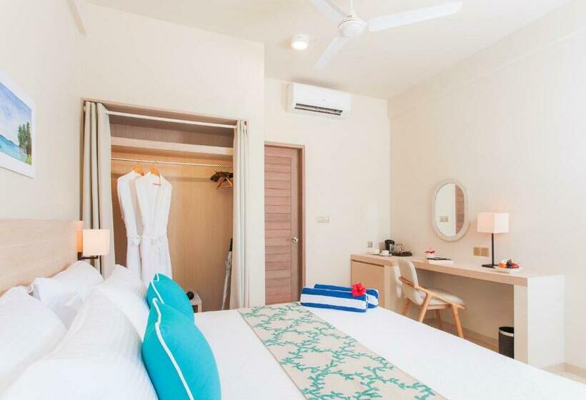 اتاق سوپریور با چشم‌انداز دریا و بالکن, Malahini Kuda Bandos Resort