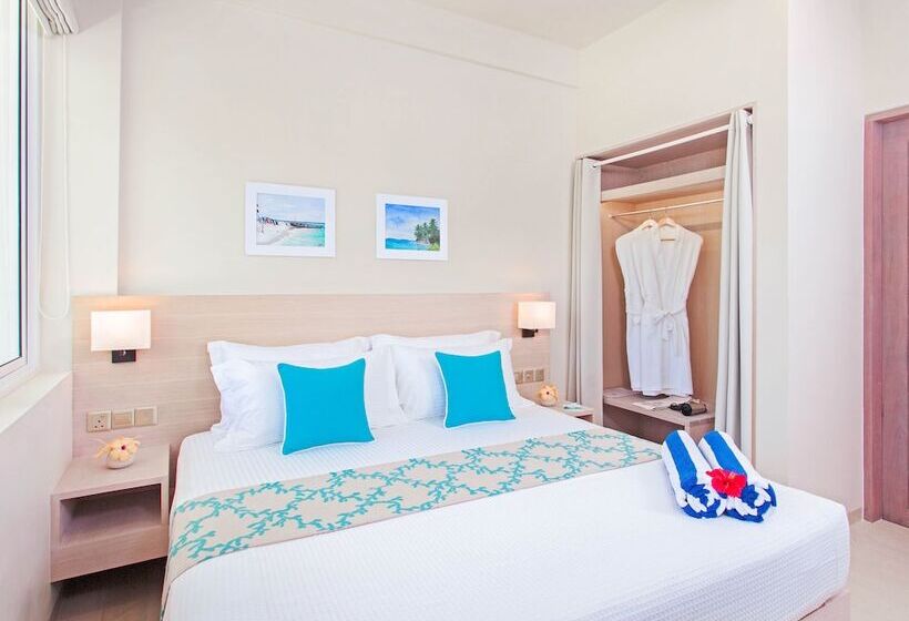 اتاق سوپریور با چشم‌انداز دریا و بالکن, Malahini Kuda Bandos Resort