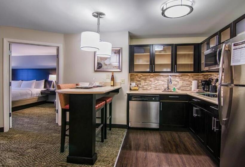 Номер Стандарт Кровать Кинг Адаптированный для Инвалидов, Staybridge Suites Marquette, An Ihg