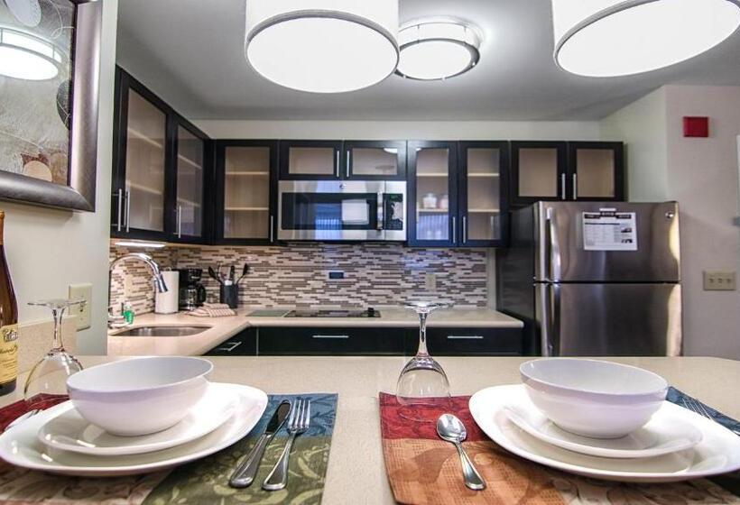 Quarto Estandar Cama King para Deficientes Físicos, Staybridge Suites Marquette, An Ihg