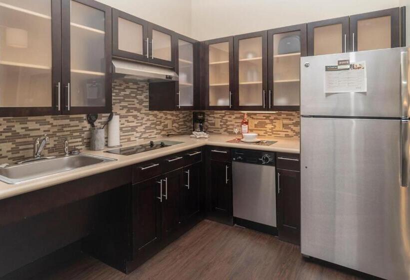 Номер Стандарт Кровать Кинг Адаптированный для Инвалидов, Staybridge Suites Marquette, An Ihg