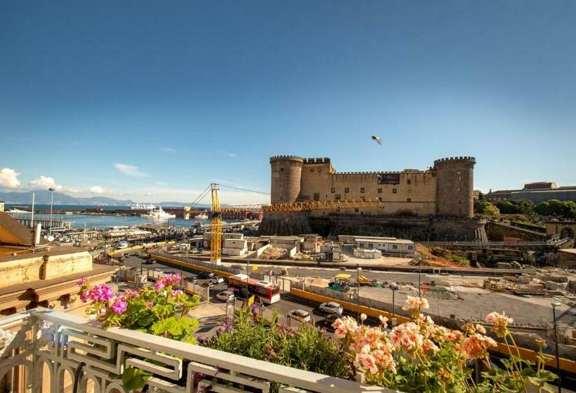 سوئیت با تخت بزرگ, Main   Municipio