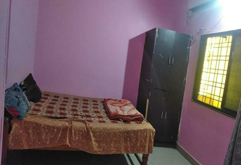 Номер Deluxe, Yashoda Lodge Hingoli