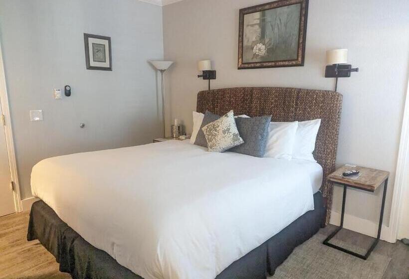 اتاق لوکس با تخت بزرگ, Capitola