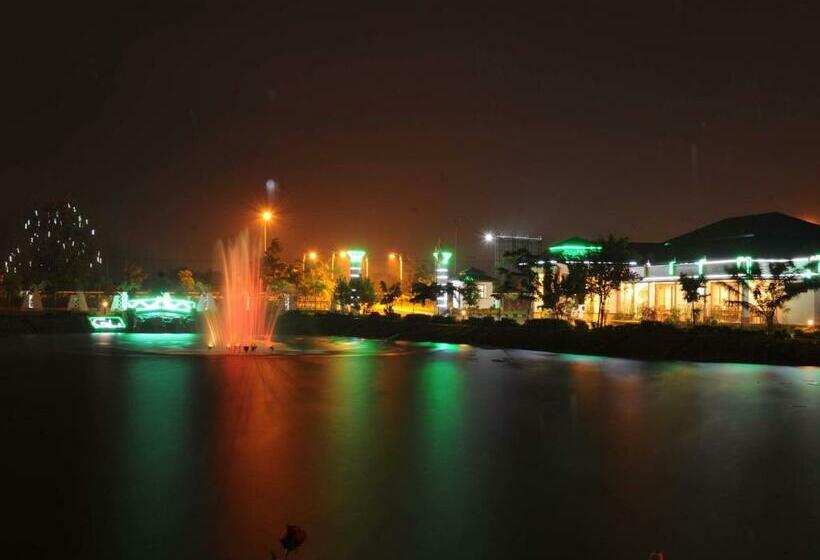 سوییت جونیور, The Golden Lake