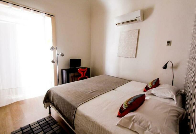 اتاق راحتی, Evora Inn