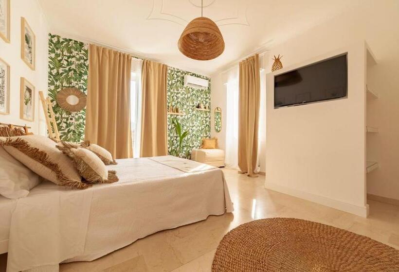 اتاق سه‌نفرۀ استاندارد با سرویس بهداشتی بیرون از اتاق, La Casita
