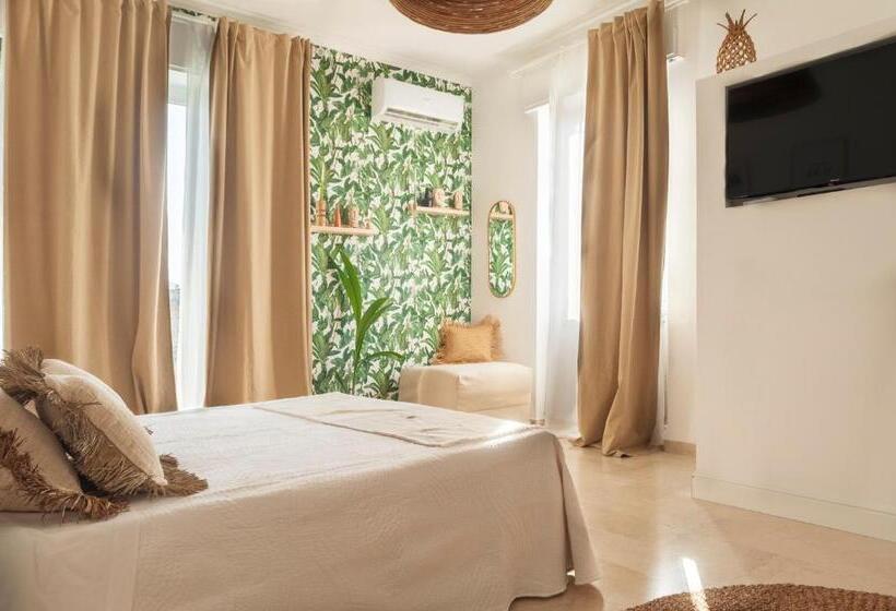 اتاق سه‌نفرۀ استاندارد با سرویس بهداشتی بیرون از اتاق, La Casita