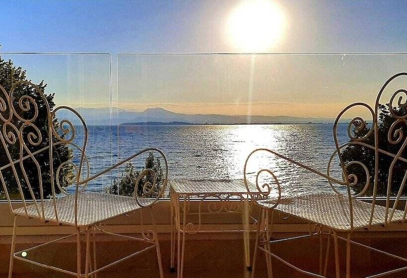 اتاق کلاسیک با چشم‌انداز دریاچه, Riviera
