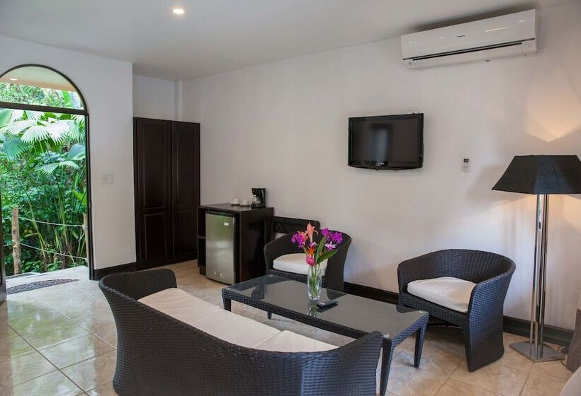 Четырехместный номер Премиум, Tifakara Boutique Hotel & Birding Oasis