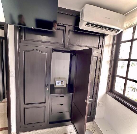 اتاق استاندارد با چشم‌انداز استخر, The View Hostel & Lounge