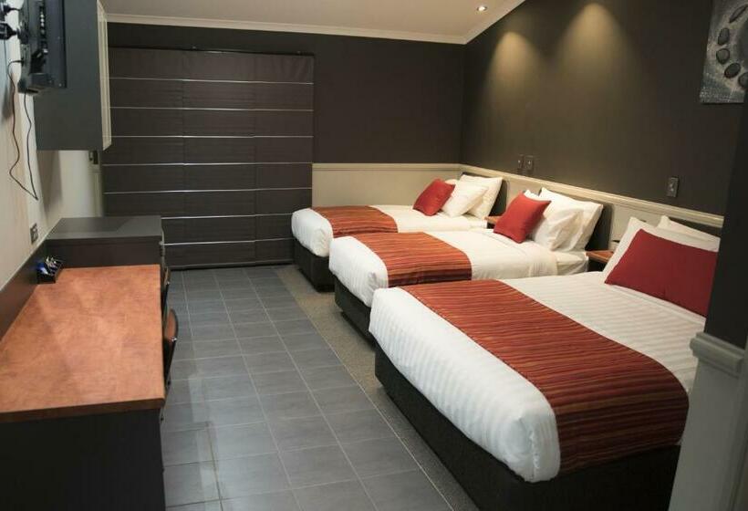 Семейный Номер, The Rocks Motel