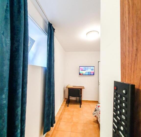 スタンダードシングルルーム, Private Rooms In Silvy S Pretty House