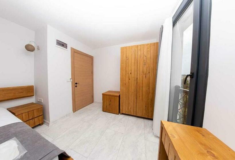 اتاق لوکس با چشم‌انداز دریا, Foça Kybele