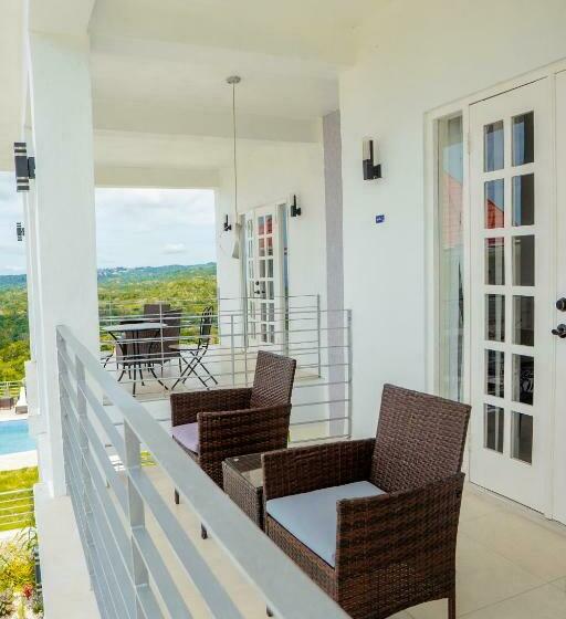 اتاق لوکس با بالکن و چشم‌انداز دریا, Lavender Moon Villas