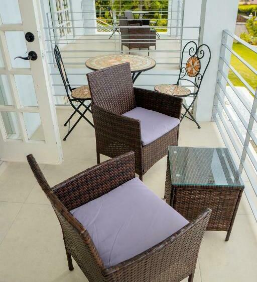 اتاق لوکس با بالکن و چشم‌انداز دریا, Lavender Moon Villas