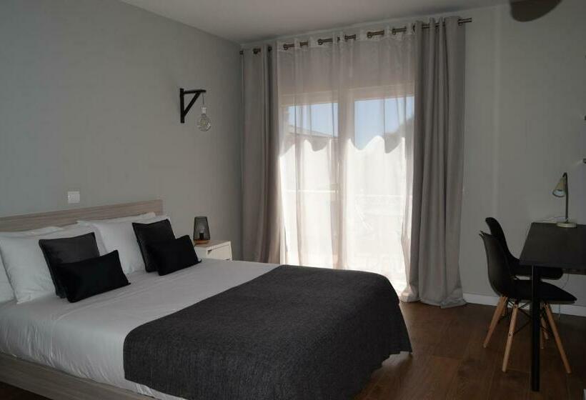 غرفة قياسية, Family House