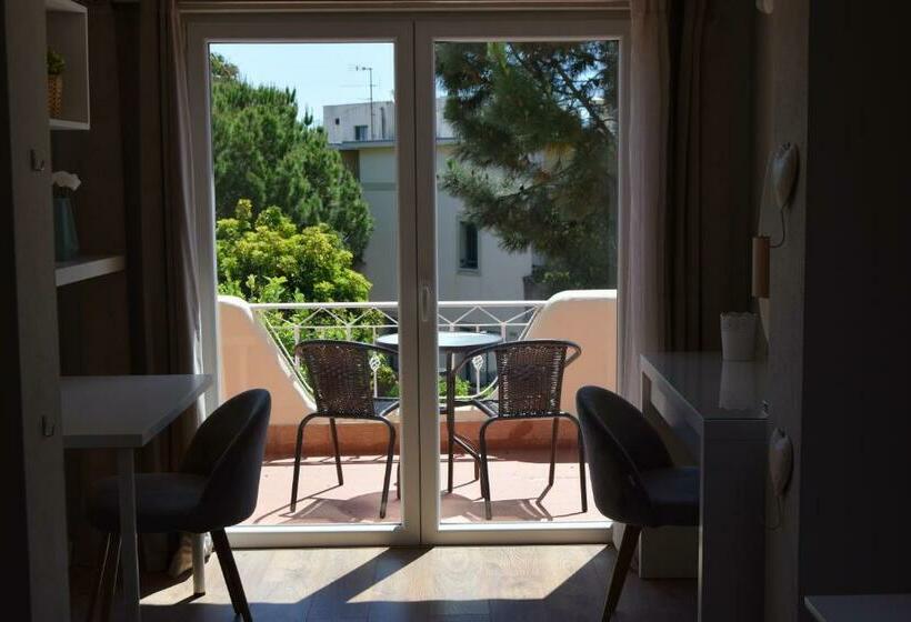 غرفة قياسية, Family House