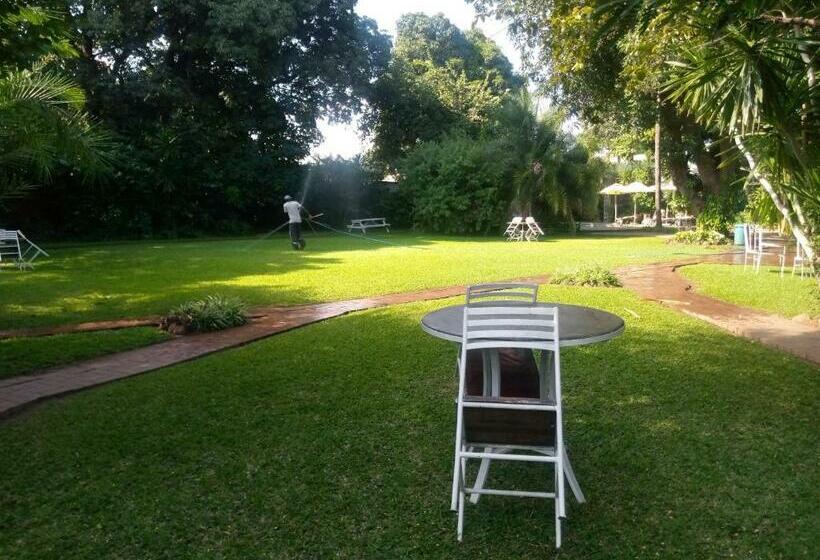 اتاق استاندارد, Fawlty Towers Accommodation & Activities