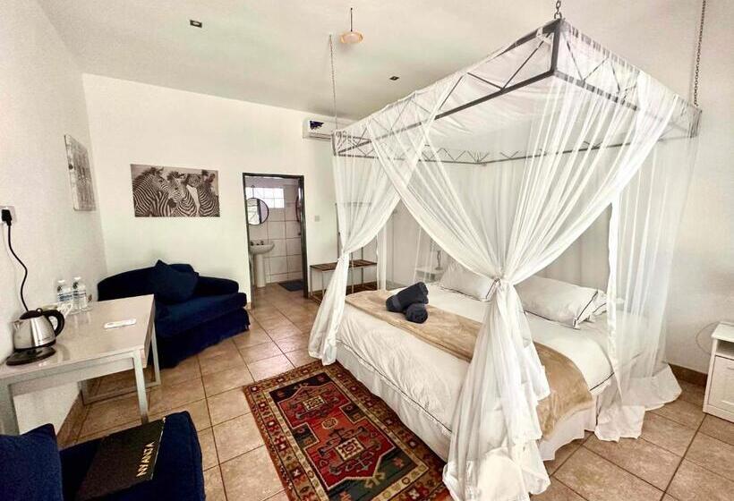 اتاق لوکس, Fawlty Towers Accommodation & Activities