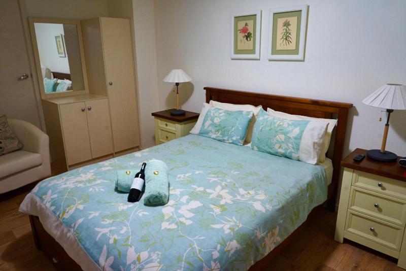 Студия Стандарт, Underground Bed & Breakfast