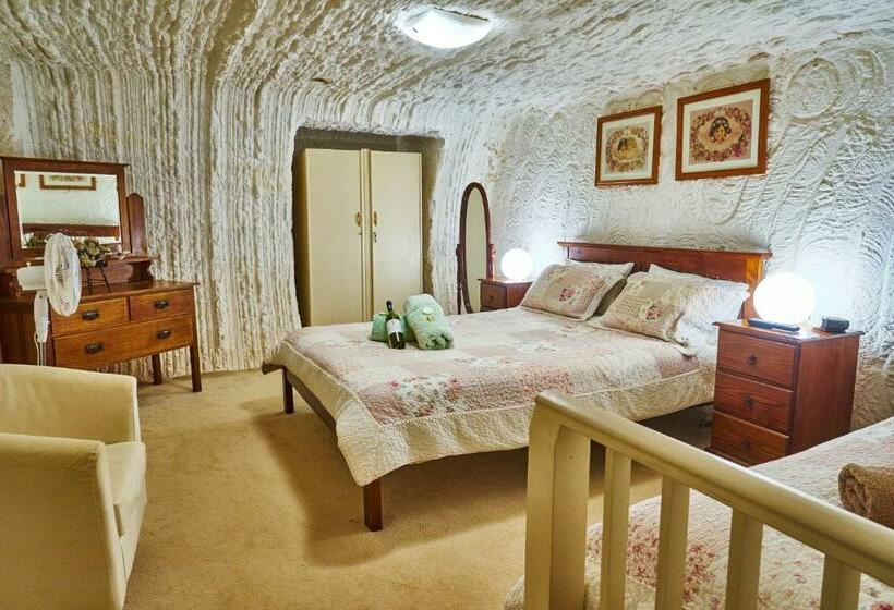 Escritório Estándar, Underground Bed & Breakfast