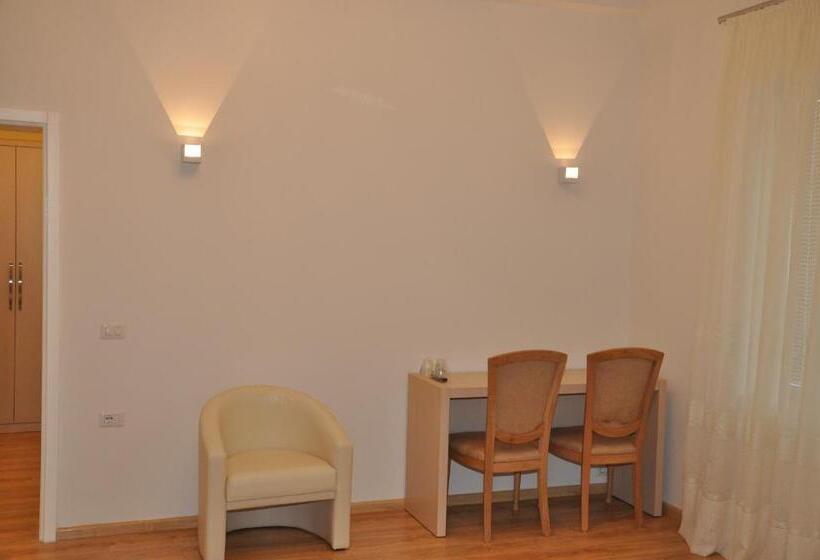 エコノミー４人部屋, Grand White City