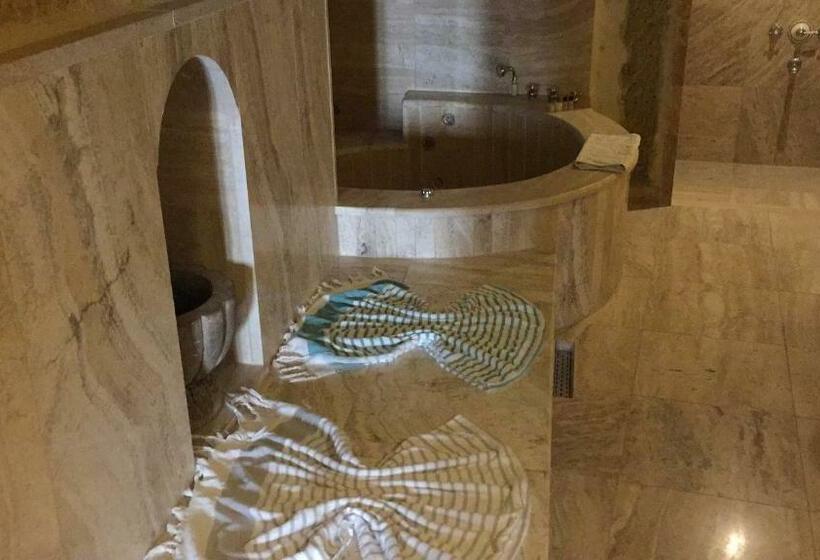 Полулюкс, Oread Cave Suites
