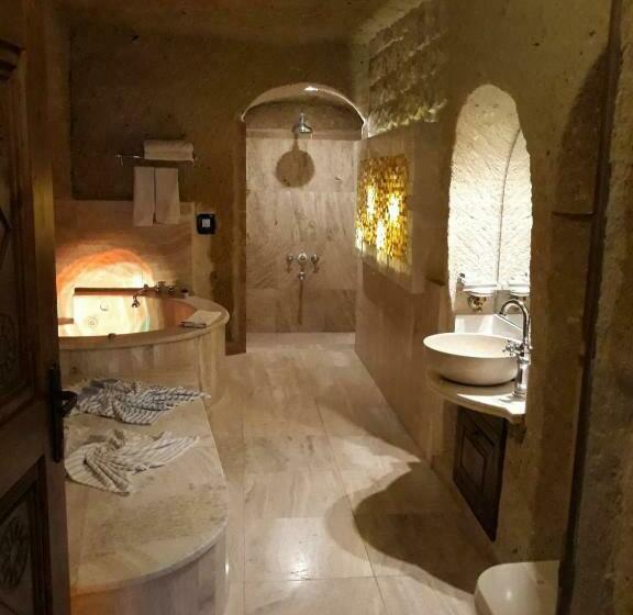 Полулюкс, Oread Cave Suites