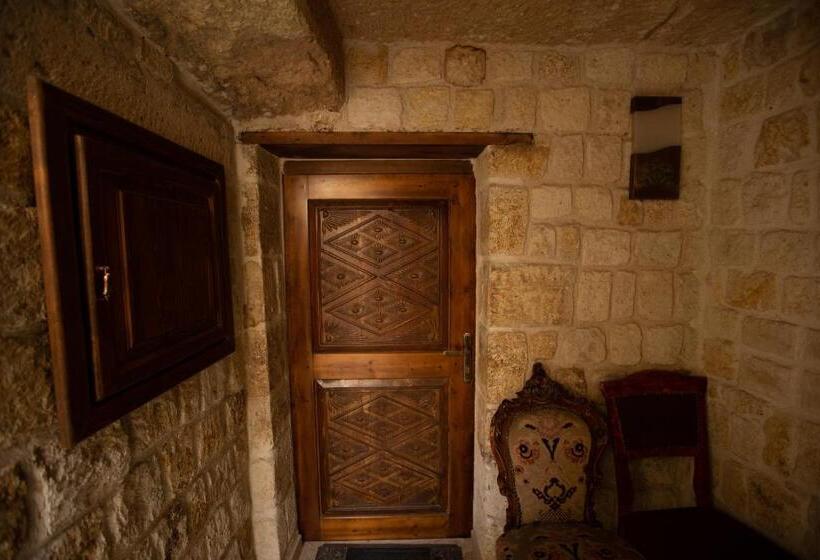 Полулюкс, Oread Cave Suites