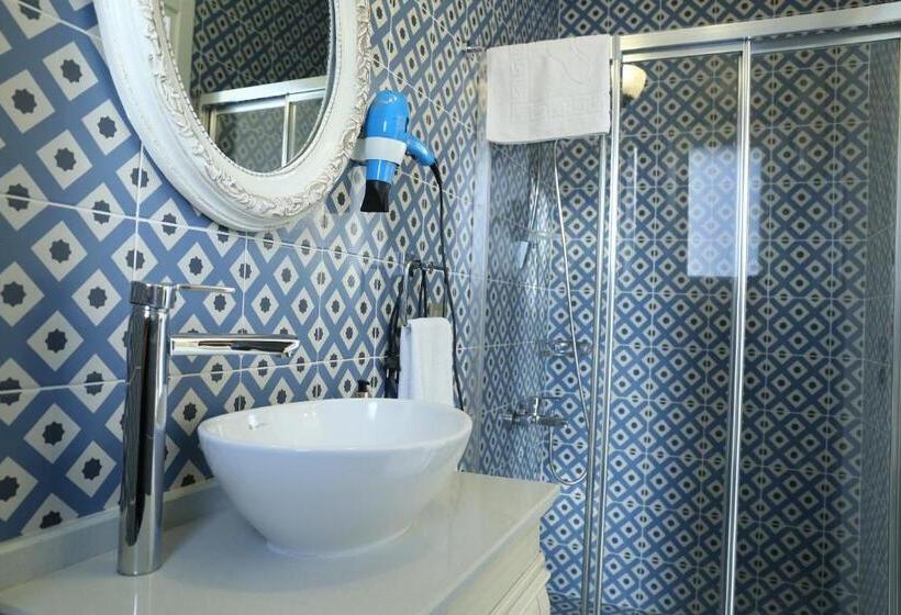اتاق لوکس با چشم‌انداز دریا, Dantela Butik