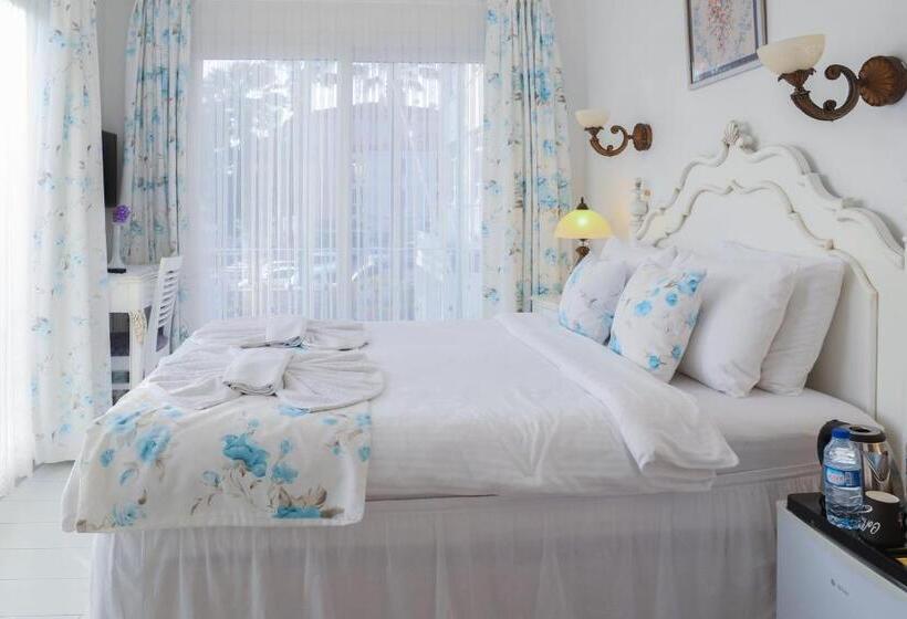 اتاق لوکس با چشم‌انداز دریا, Dantela Butik
