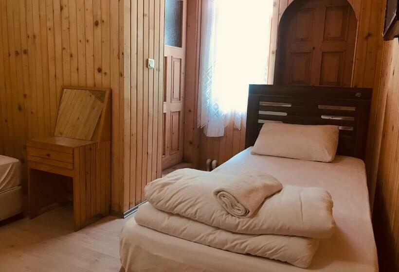 Quarto Triplo Estandar com Sacada, Uğur Motel