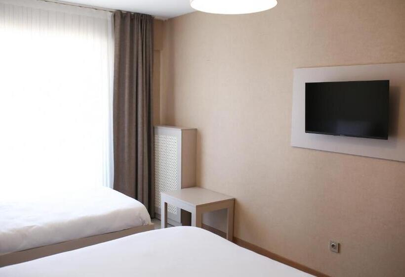 اتاق استاندارد سه نفره, Cinas