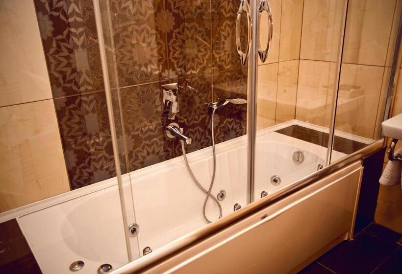 اتاق استاندارد سه نفره, Esila