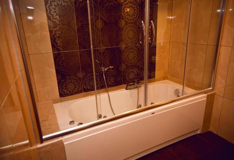 اتاق استاندارد سه نفره, Esila