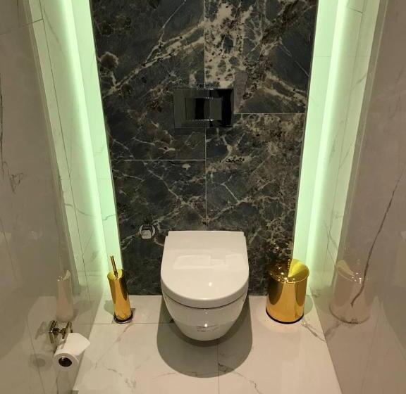 سوییت جونیور, Esila