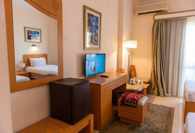 اتاق لوکس با چشم‌انداز استخر, Tolip Family Club Borg El Arab