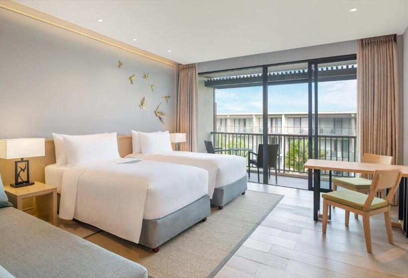 수피리어 룸 풀장 전망, Le Meridien Khao Lak Resort & Spa