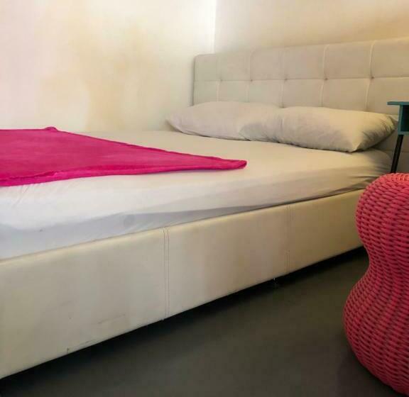 Quarto Estandar, Ploy Hostel