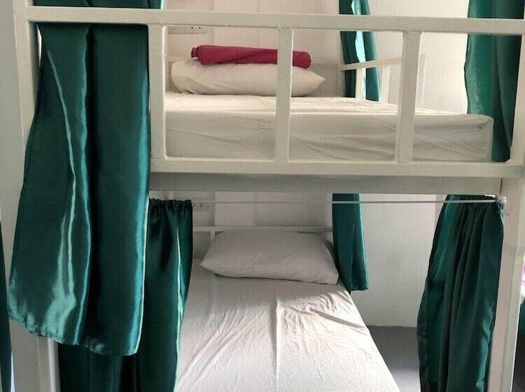 Cama em Quarto Compartilhado, Ploy Hostel