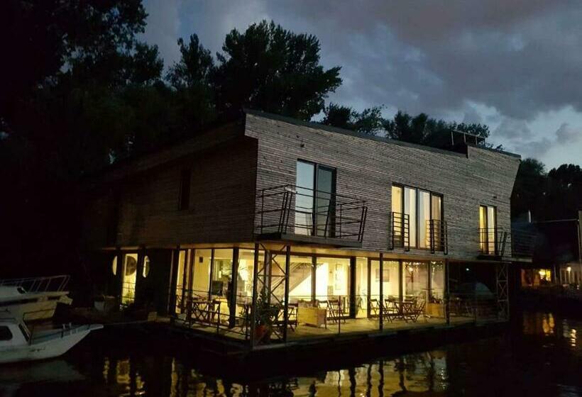 اتاق استاندارد سه نفره, B&b Botel Charlie