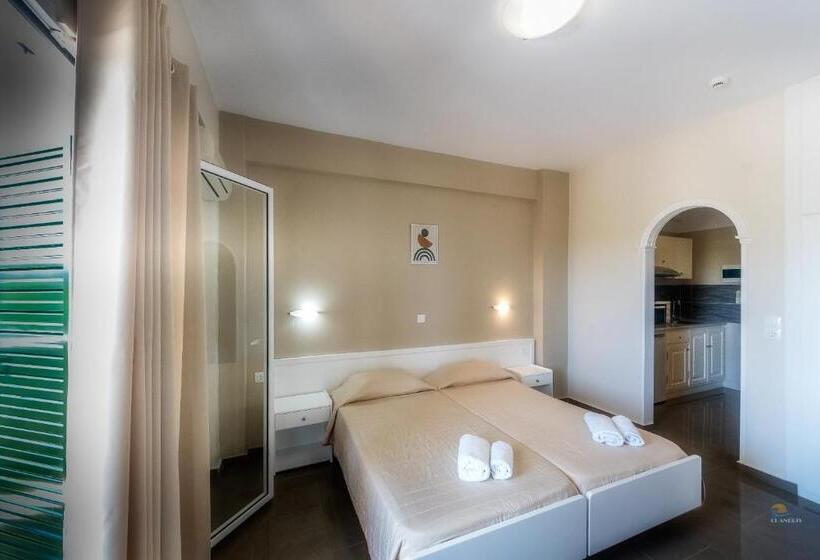 디럭스 스튜디오, Chandris Apartments