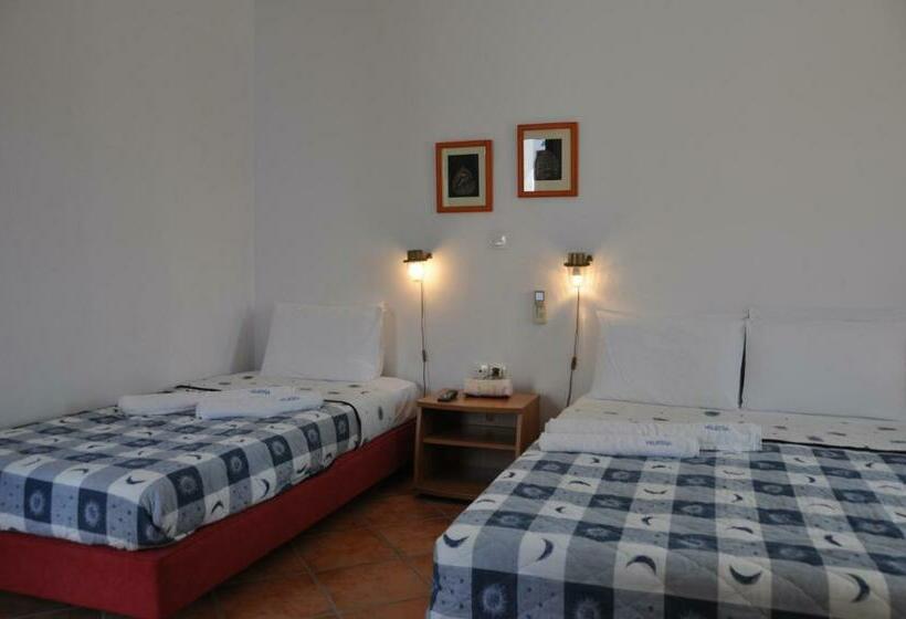 Трехместный Номер Стандарт Вид на Бассейн, Quartano Suites By Heliessa, Adults Only
