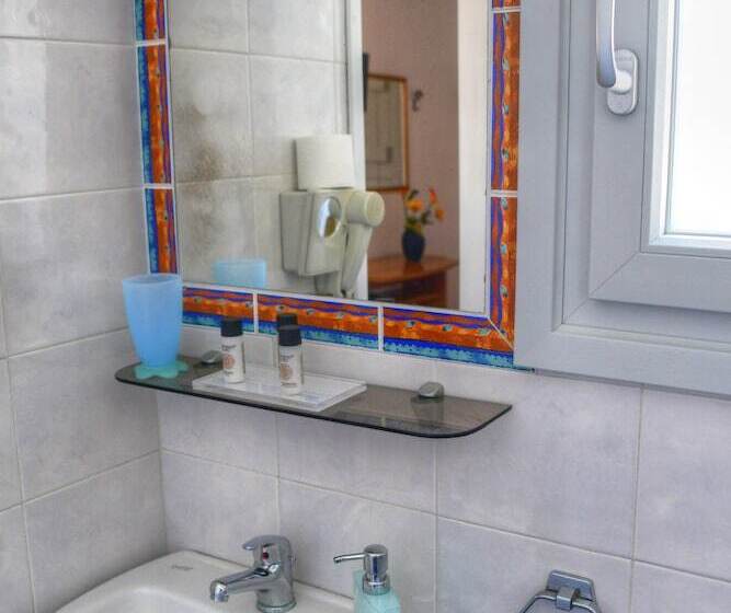 Трехместный Номер Стандарт Вид на Бассейн, Quartano Suites By Heliessa, Adults Only