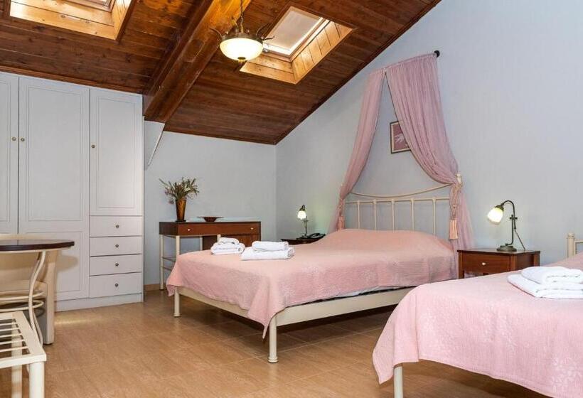 Economy Triple Room, Sourediko